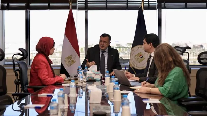 وزير السياحة والآثار يعقد الاجتماع الدوري لمتابعة تطورات تحسين جانب العرض بالمقصد السياحي المصري فيما يخص زيادة أعداد الغرف الفندقية
