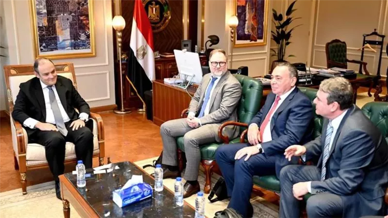 وزير التجارة والصناعة يبحث مع ممثلي شركتين نمساوية وتشيكية خطط انشاء مشروع مشترك لإنتاج سيانيد الصوديوم في مصر