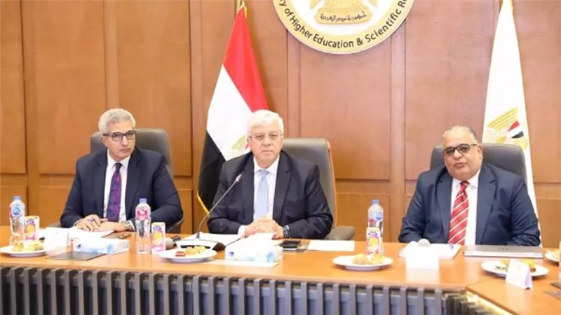 وزير التعليم العالي يرأس اجتماع المجلس الأعلى للمستشفيات الجامعية (صور)