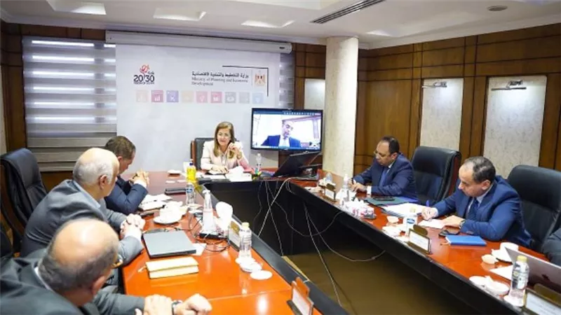 وزيرة التخطيط تناقش مع رئيس مجلس إدارة مدينة طربول الصناعية أهم إنجازات المدينة خلال العام الماضي (صور)