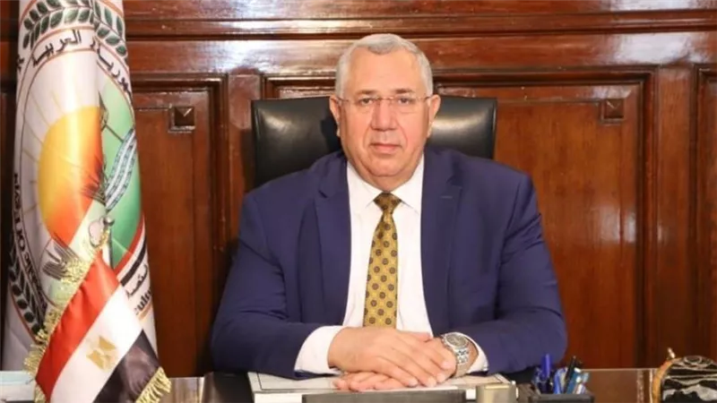 وزير الزراعة يهنئ قداسة  البابا تواضروس الثاني والأخوة الأقباط بعيد القيامة المجيد