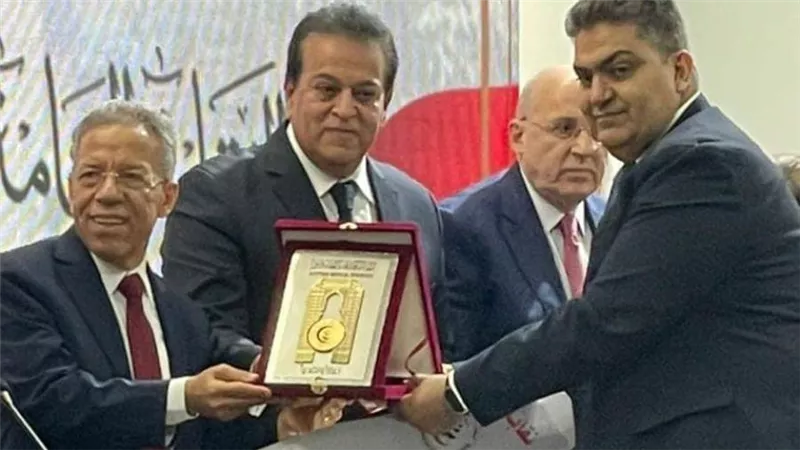 تكريم عميد طب طنطا  لاختيارة طبيبًا مثاليا على مستوى الجمهورية