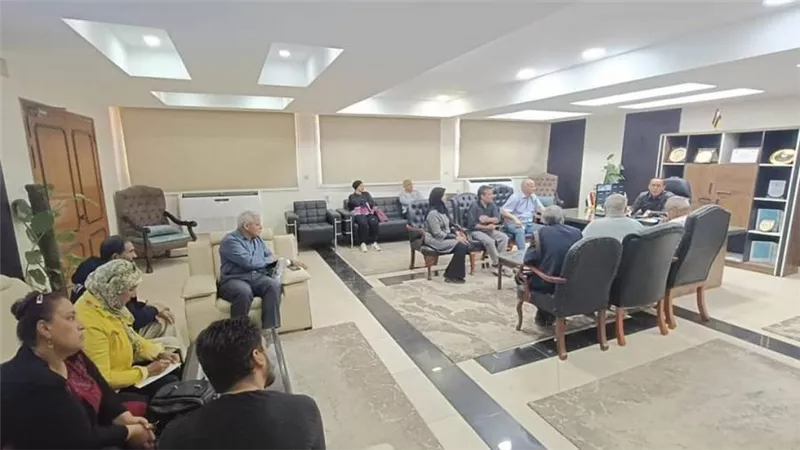 رئيس جهاز الشروق يلتقي حائزي قطع الأراضي المضافة للمدينة للاستماع إلى آرائهم