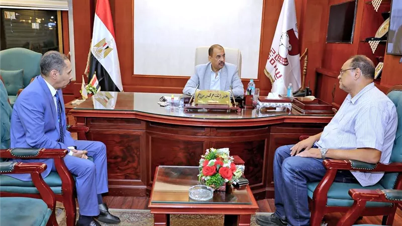 محافظ سوهاج يستقبل طبيبة المراغة بمكتبه