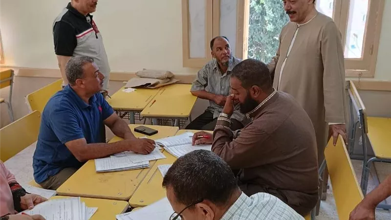 رئيس منطقة سوهاج الأزهرية يتابع أعمال تصحيح الشهادة الثانوية