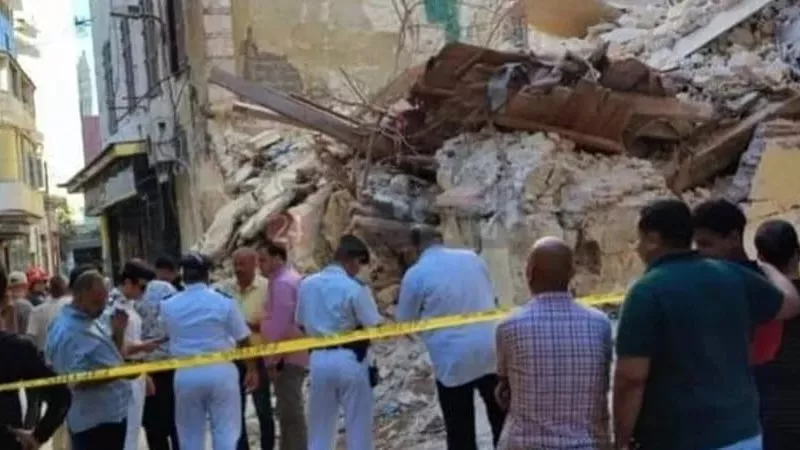 انهيار عقار قديم في منطقة العطارين دون اصابات بالإسكندرية