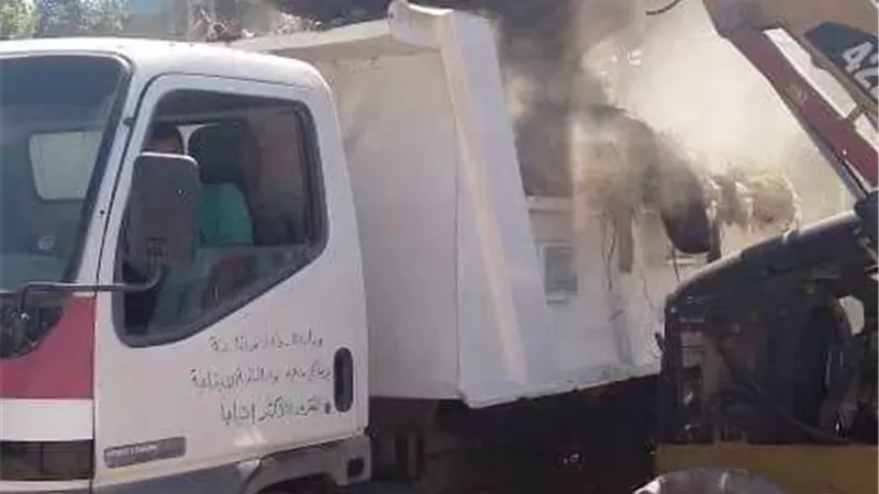 حملات مكبرة للنظافة وتمهيد وتسوية الطرق بمركز طهطا