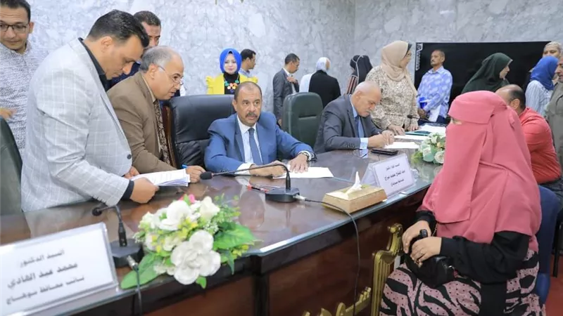 محافظ سوهاج يلتقي 300 مواطنًا لبحث شكاواهم خلال اللقاء الجماهيري