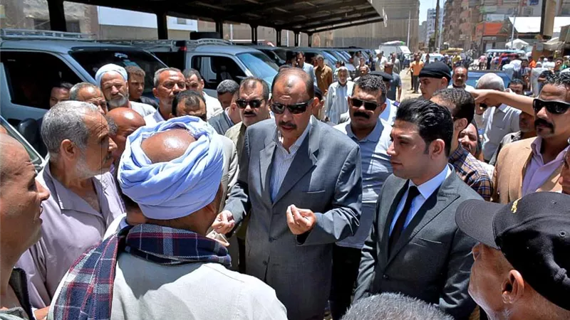 محافظ سوهاج يشدد على إحكام الرقابة والسيطرة على مواقف السيارات والالتزام بالتعريفة المقررة