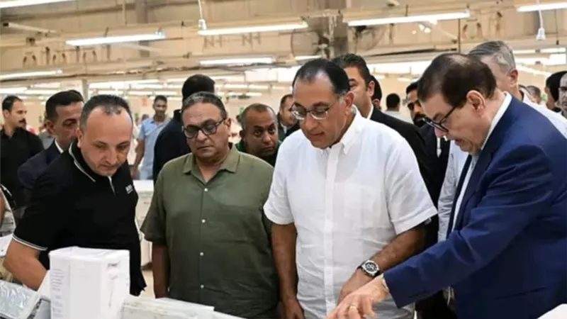 رئيس الوزراء في جولة تفقدية موسعة لعدد من المصانع بالإسكندرية