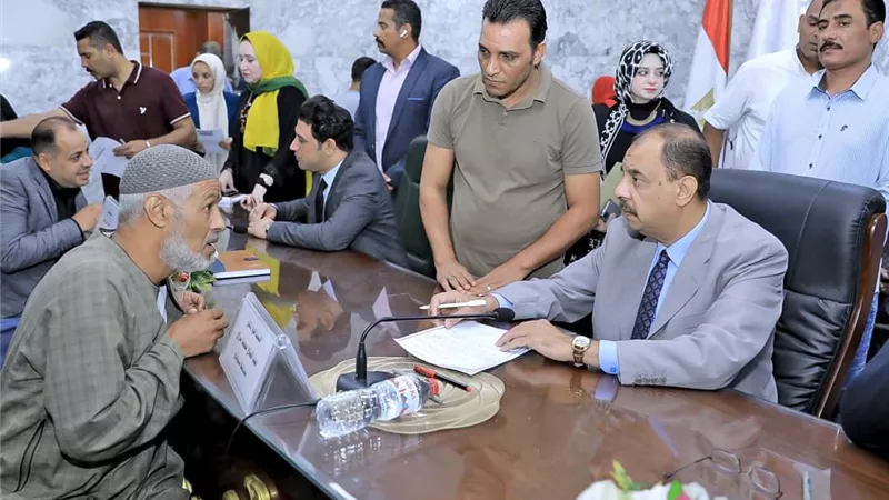 ٣١١ مواطنا يعرضون مطالبهم وشكواهم على محافظ سوهاج خلال اللقاء الجماهيري