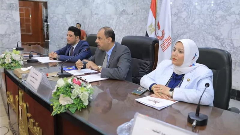 محافظ سوهاج يعقد اجتماعا مع لجنة توفيق اوضاع المشروعات المتوسطة والصغيرة والمتناهية الصغر 