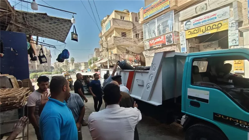 حملات مكبرة للتصدي إلى تعديات وإشغالات المحلات والباعة الجائلين بأحياء الإسكندرية 