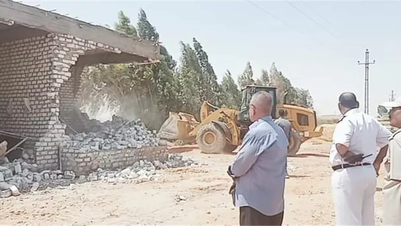 محافظ أسيوط: إزالة 14 حالة تعدٍ على أراض زراعية وأملاك دولة