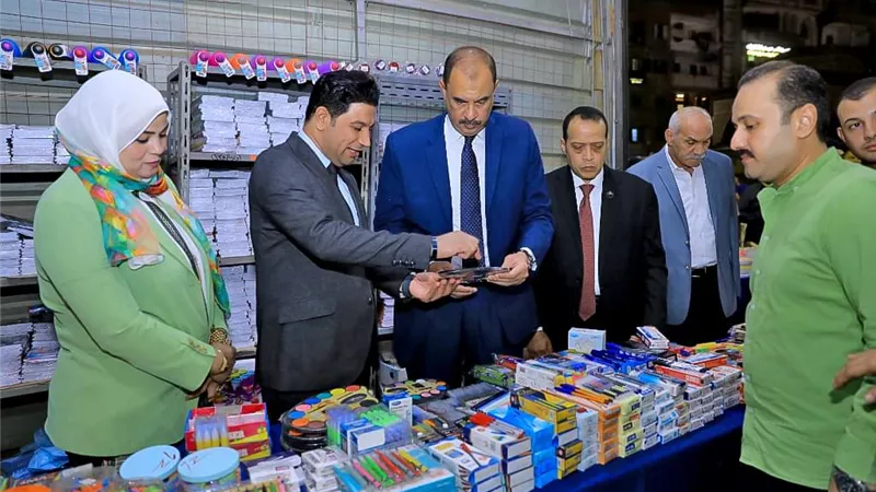 محافظ سوهاج يتفقد معرض 