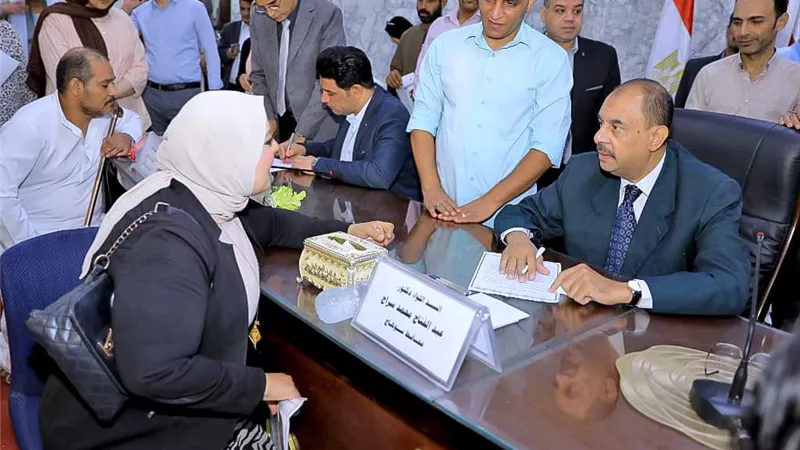 306 مواطن يعرضون مطالبهم وشكواهم على محافظ سوهاج خلال اللقاء الجماهيري 