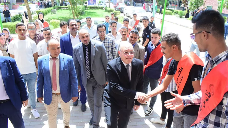 رئيس جامعة سوهاج يلتقي بأسرة طلاب من أجل مصر ويشيد بدورهم في دعم الأنشطة الطلابية
