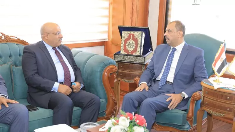 محافظ سوهاج يلتقي رئيس جهاز الاستثمار الداخلي بالهيئة العامة للاستثمار لمناقشة الفرص الاستثمارية بالمحافظة 