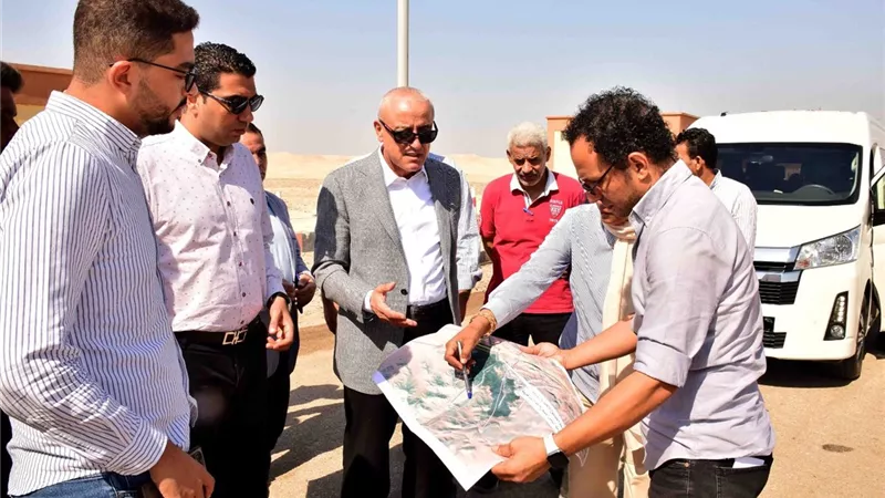 محافظ الأقصر يتفقد مسار مشروع القطار الكهربائي السريع
