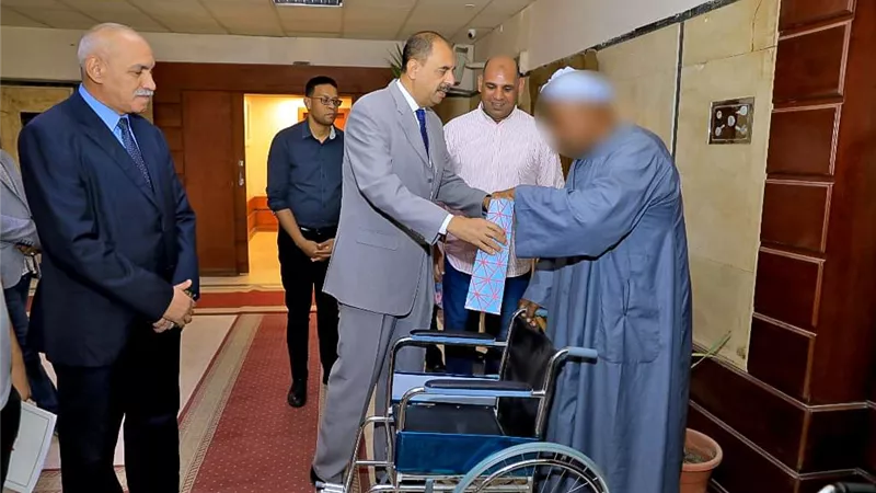 محافظ سوهاج يسلم 5 كراسي متحركة للأشخاص ذوي الاعاقة