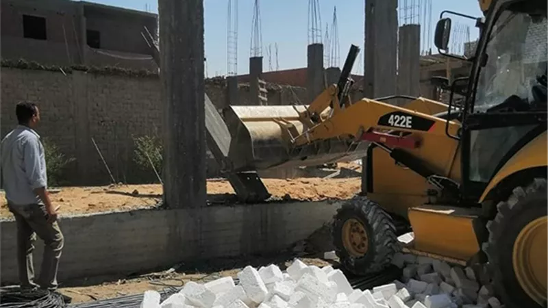 إزالة 15 حالة مخالفة للبناء بدون ترخيص بمركز جرجا في سوهاج