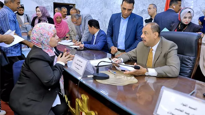 311 مواطنا يعرضون مطالبهم وشكواهم خلال اللقاء الجماهيرى بسوهاج
