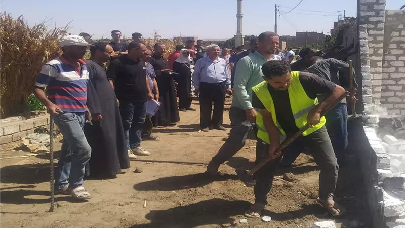 إزالة 11 حالة تعدٍ بالبناء بدون ترخيص على الأراضي الزراعية بمركز طما