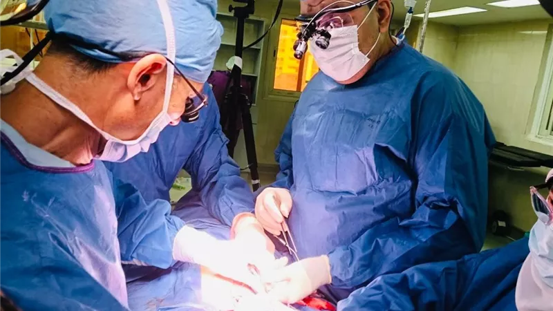 مستشفى سوهاج الجامعي يجري 8 عمليات نادرة لأطفال