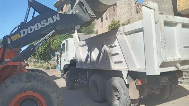 تمهيد الطرق الرئيسية والجانبية بمدينة الزينية في الأقصر 