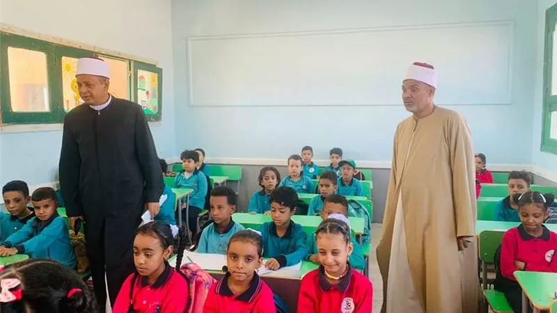 رئيس منطقة البحر الأحمر الأزهرية يتفقد انتظام اليوم الدراسي الأول بمعاهد الغردقة