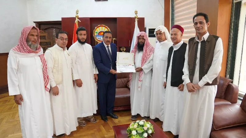 محافظ مطروح يكرم أسرة شاب لقى مصرعه أثناء إنقاذه سيدة تعرضت للغرق