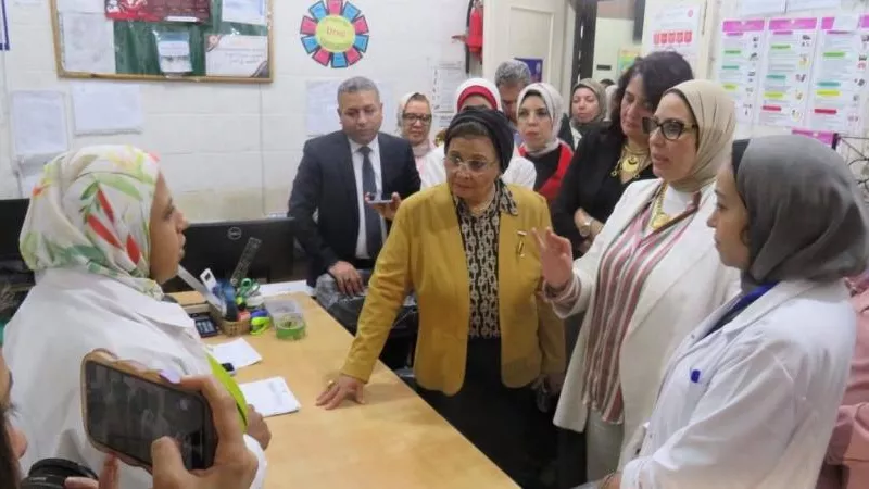 نائب وزير الصحة تتفقد وحدة أسرة سيدى بشر وتشيد بجهود الفريق الطبى