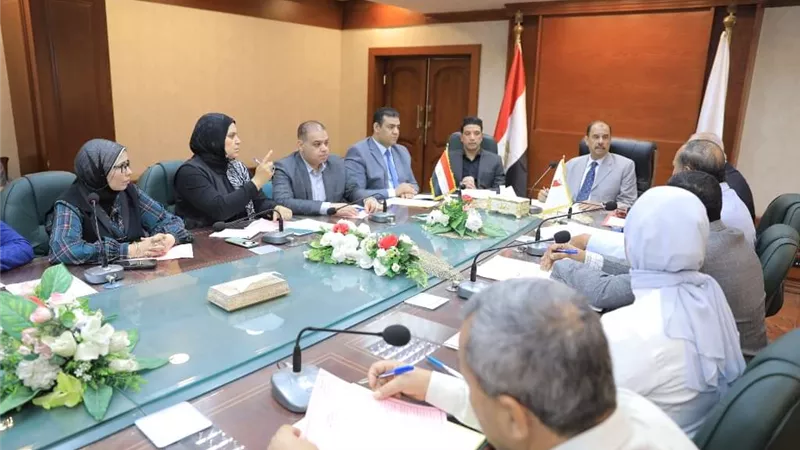 محافظ سوهاج يترأس اجتماع لجنة الاستثمار لبحث طلبات المستثمرين