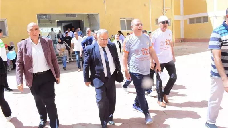 رئيس جامعة سوهاج يشارك الأطفال الأيتام الألعاب الرياضية والفنية بحي الكوثر