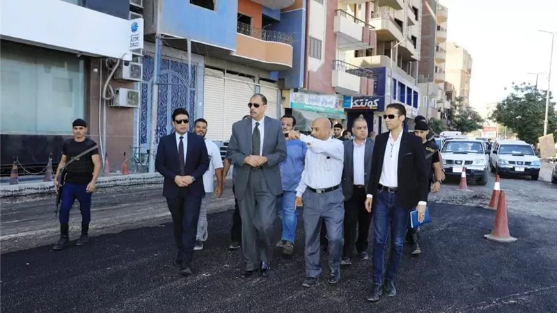محافظ سوهاج يتفقد أعمال الرصف بمشروع توسعة وتطوير الكورنيش الغربي أمام المدينة الطبية