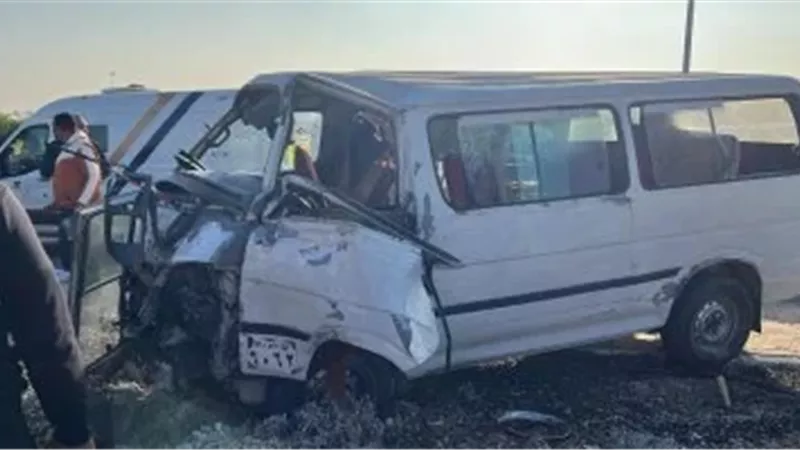 مصرع 8 أشخاص وإصابة 10 آخرين في حادث انقلاب سيارة ميكروباص بطريق قنا - سوهاج