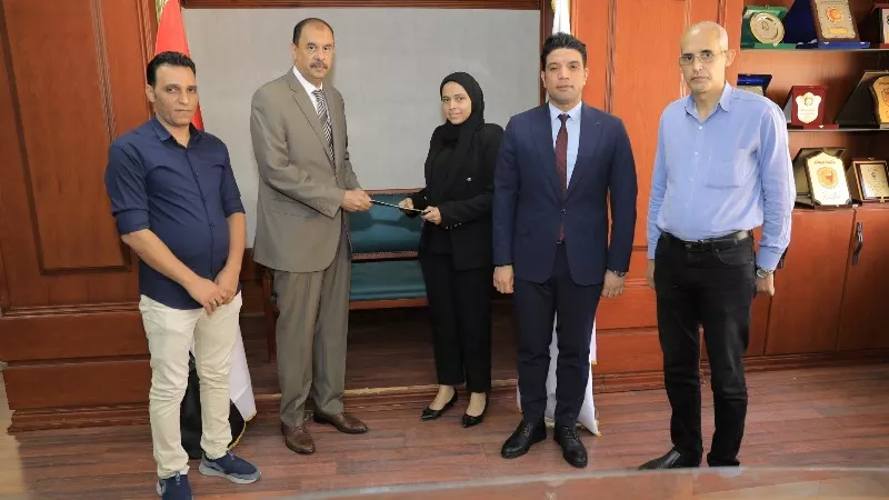 محافظ سوهاج يسلم 13 عقدا لتقنين أراضي أملاك الدولة للمواطنين