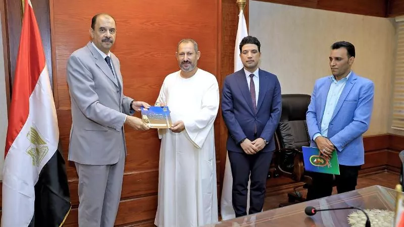 محافظ سوهاج يسلّم المواطنين 11 عقدًا لتقنين أراضي أملاك الدولة