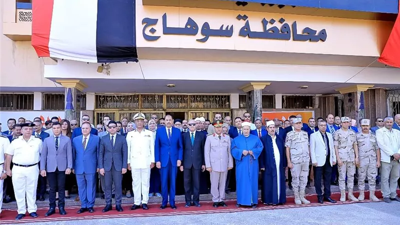 محافظ سوهاج يضع إكليلا من الزهور على النصب التذكاري لشهداء أكتوبر
