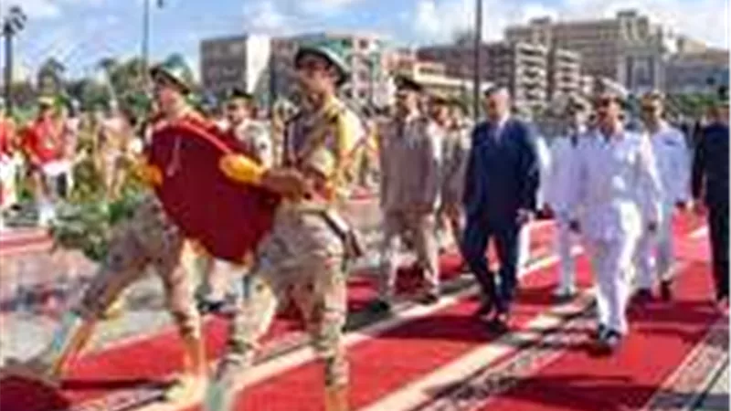 محافظ الإسكندرية يضع إكليل الزهور على النصب التذكاري للشهداء بميدان محطة مصر