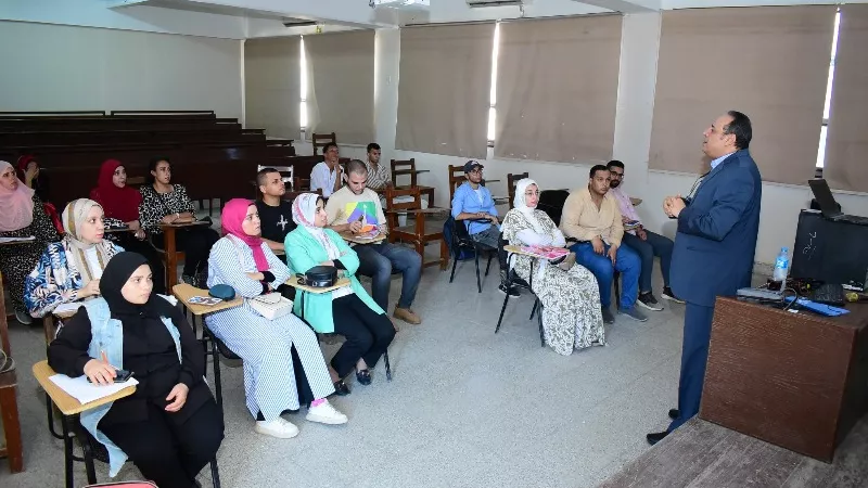 صيدلة سوهاج تنظم برنامجًا تدريبيًّا عن كيفية كتابة الرسائل العلمية 