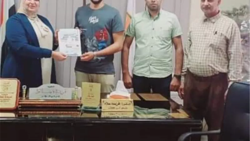 رئيس حى الكوثر بسوهاج تسلم نماذج تصالح على مخالفات البناء للمواطنين