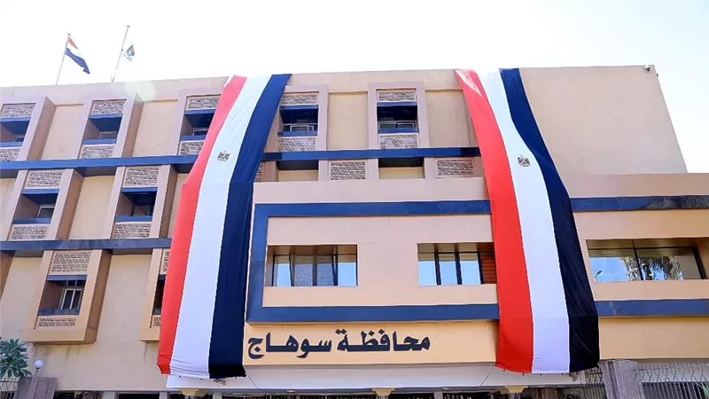 محافظ سوهاج يناقش الموقف التنفيذي لملف التصالح على مخالفات البناء وإزالة التعديات على الأراضي الزراعية وأملاك الدولة  
