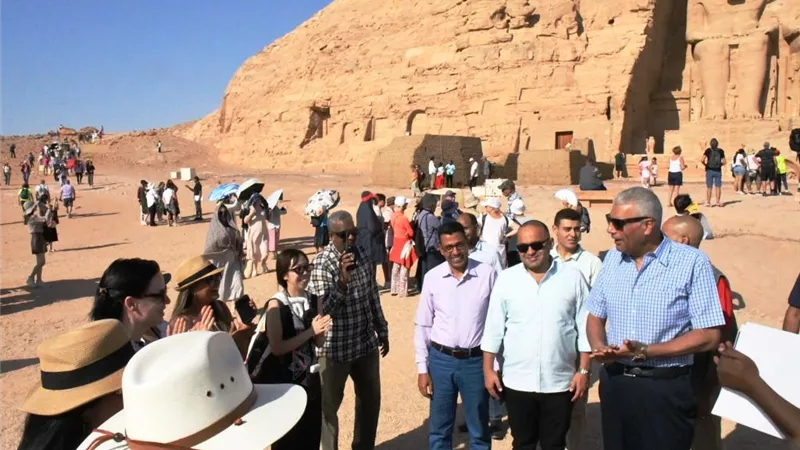 محافظ أسوان يشارك 4 آلاف سائح في جولتهم داخل معبدي رمسيس الثاني بمدينة أبو سمبل السياحية