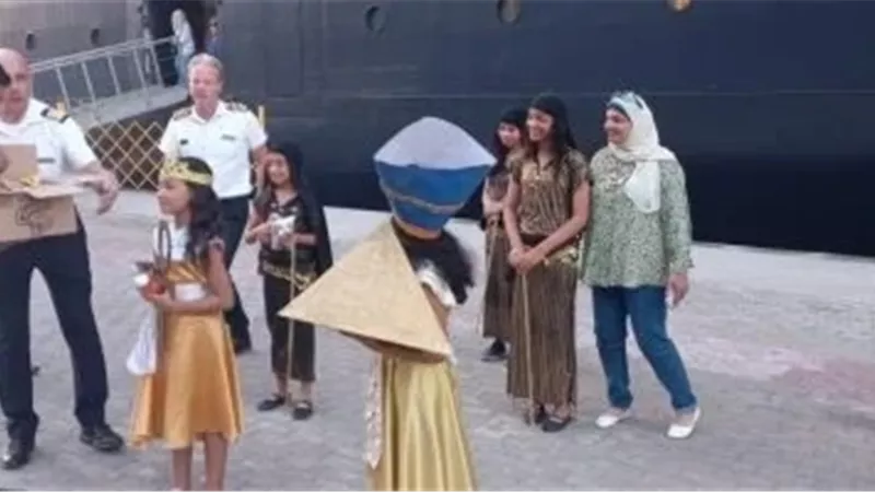 بالعروض الفنية.. استقبال باخرة سياحية فى ميناء الإسكندرية