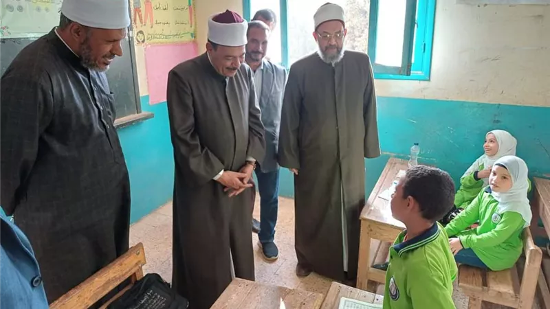 رئيس منطقة سوهاج الأزهرية يُناقش الطلاب خلال متابعة العملية التعليمية بالمعاهد