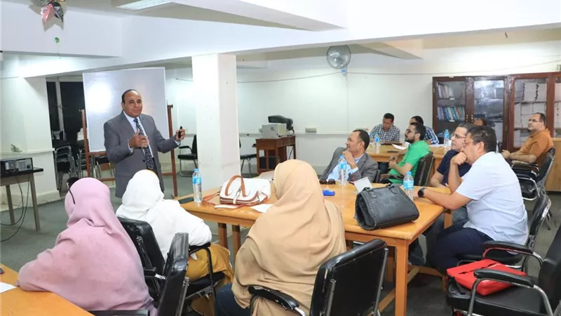 رئيس جامعة سوهاج يتابع إجراءات تسكين الطلاب والطالبات القدامى بالمدن الجامعية