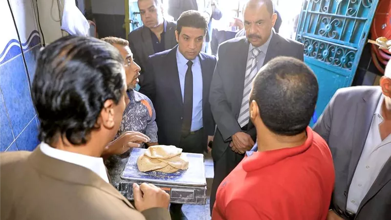 محافظ سوهاج يتفقد سوق ناصر الحضري ويتابع انتظام سير العمل بالمخابز