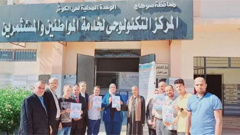 رئيس حى الكوثر تسلم 5 نماذج تصالح على مخالفات البناء للمواطنين