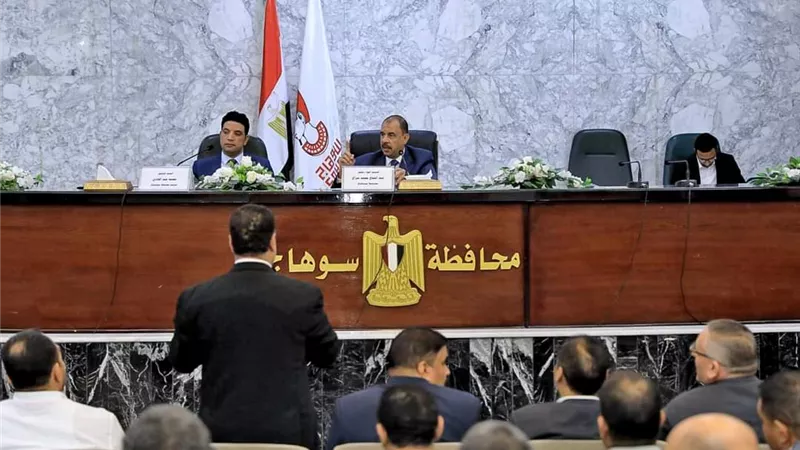 محافظ سوهاج يعقد اجتماعا لبحث آليات التخلص الآمن من نواتج تطهير الترع والمصارف المائية